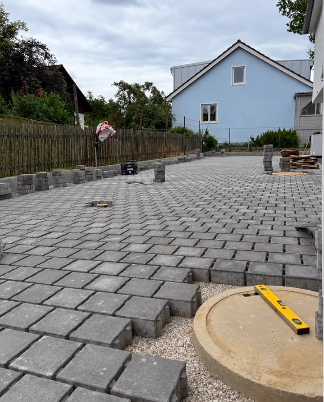 Pflasterarbeiten während der Ausführung auf einer Baustelle